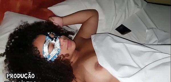  Novinha de 18 Aninhos Jessyca Arantes cheia de tesão chama o tio pra comer ela no quarto do hotel - Leo Ogro - Video Completo no Xvideos RED